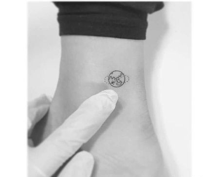 小清晰脚踝地球纹身图案