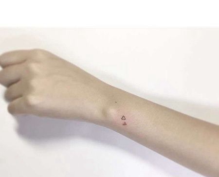 小清晰手腕爱心纹身图案