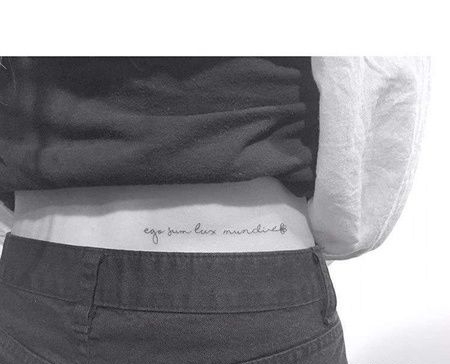 小清新后腰字母纹身图案