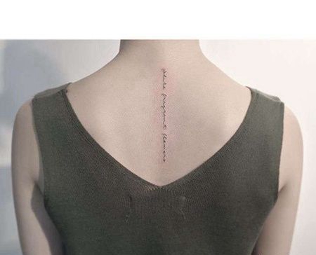 小清新后背字母纹身图案