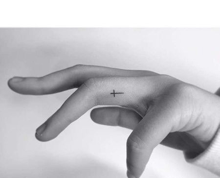 小清新指缝十字架纹身图案