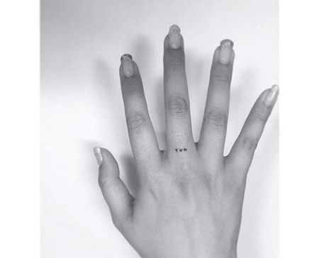 小清新手指字母纹身图案