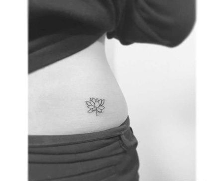 小清新后腰荷花纹身图案