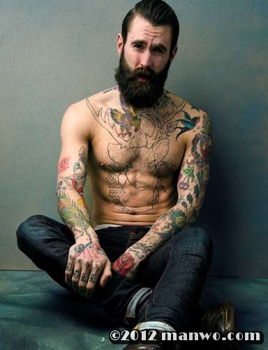 给力的国外男帅哥纹身图片两张