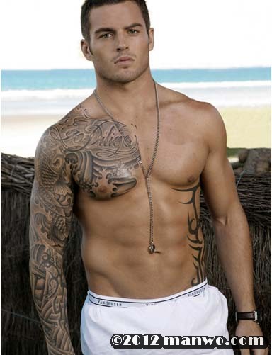 给力的国外男帅哥纹身图片两张