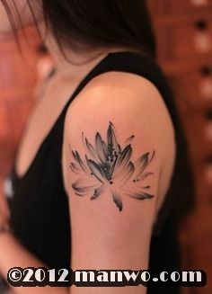 手臂上漂亮时尚的莲花纹身