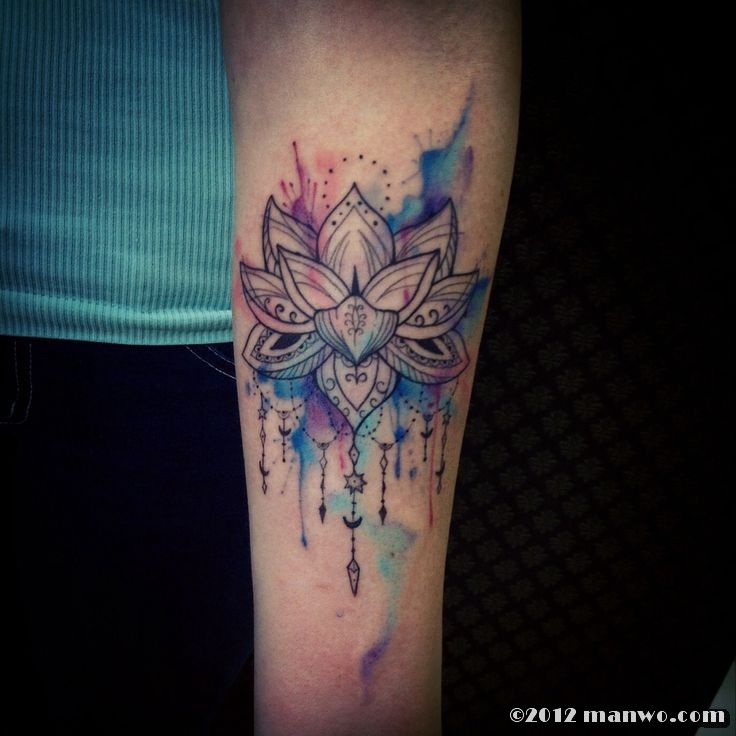 手臂上漂亮时尚的莲花纹身
