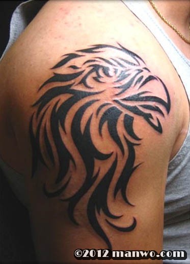 大臂上帅气的老鹰图腾纹身