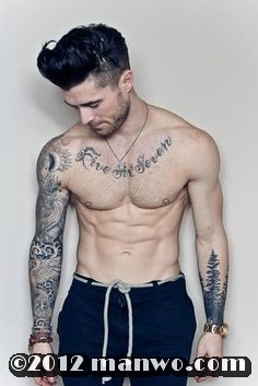 阳光帅哥的花臂纹身