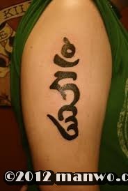 手臂上个性时尚的梵文纹身