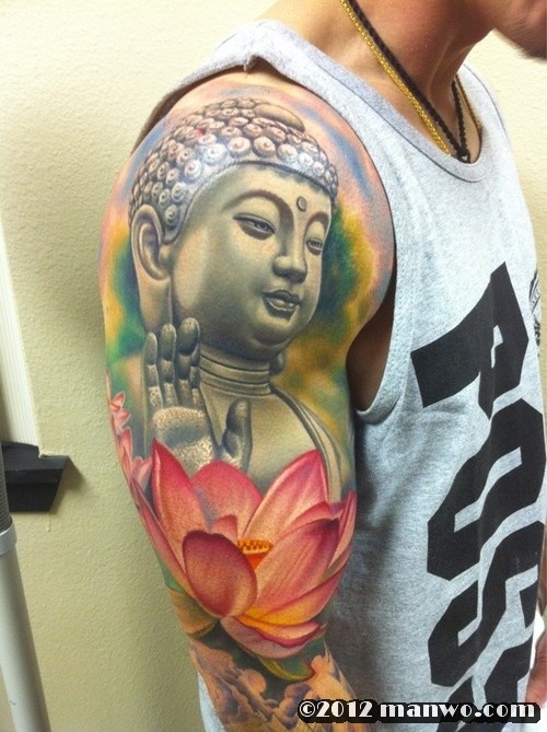 大臂上帅气的佛和莲花纹身