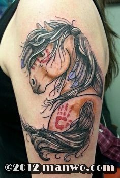 手臂异常帅气的马纹身