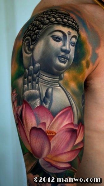 大臂上帅气的佛和莲花纹身