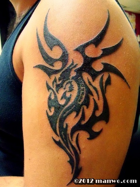 手臂帅气的龙图腾纹身