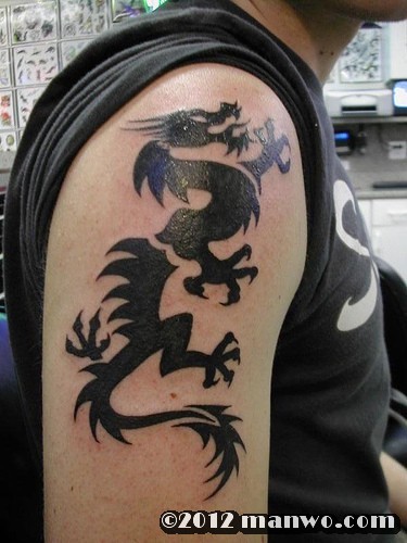 手臂帅气的龙图腾纹身