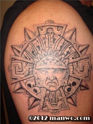 大臂上帅气的太阳图腾纹身