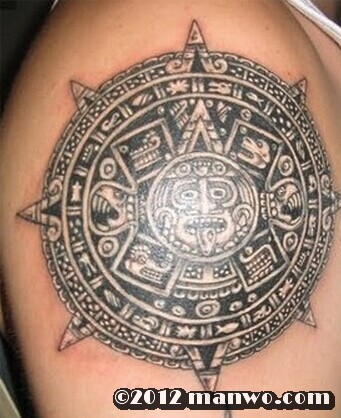 大臂上帅气的太阳图腾纹身