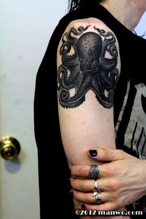 个性潮流的手臂章鱼纹身