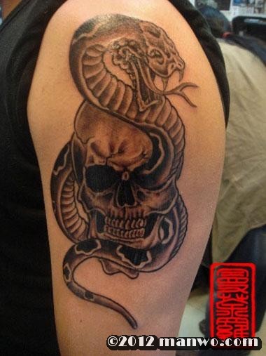 超级有个性的手臂蛇纹身