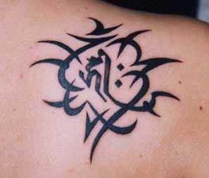 一幅肩膀图腾梵文纹身图案图片