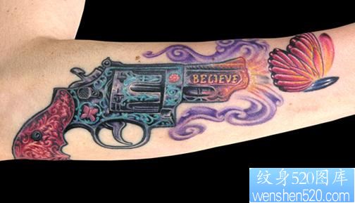 经典手枪纹身图案