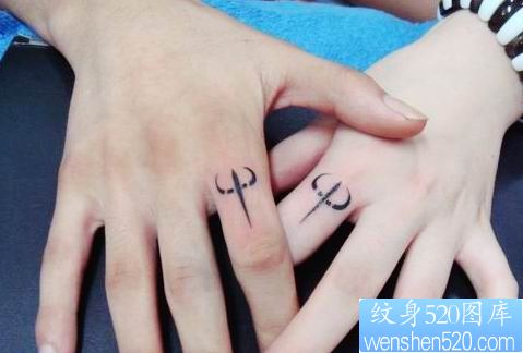 一幅流行的手指纹身情侣纹身图片,情侣纹身图案写真