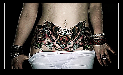 腹部玫瑰翅膀纹身图片