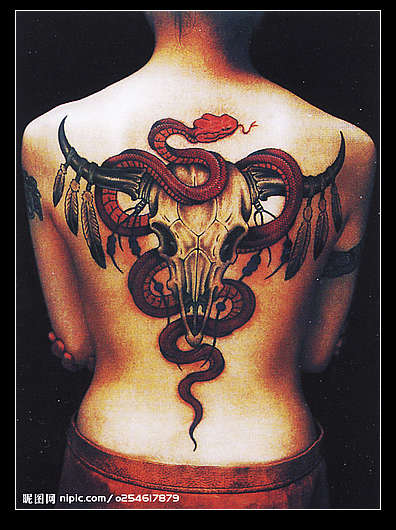 满背蛇缠牛头纹身图案