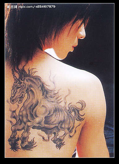 背部独角兽纹身图案
