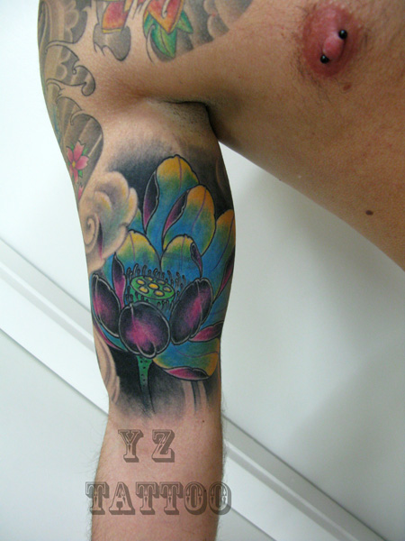 欧美手臂蓝莲花纹身图案