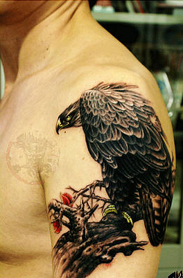 手臂乌鸦梅花纹身图案