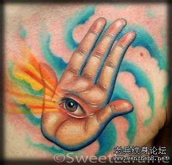专业刺青推荐一幅胸口手掌纹身图案图片