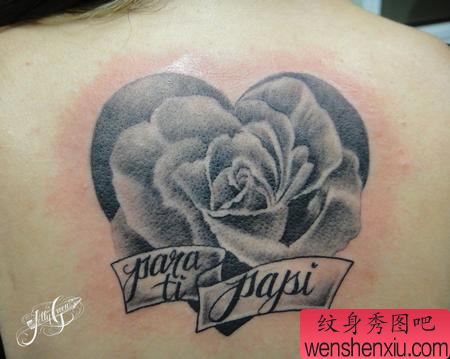 后背素描玫瑰文字纹身图案图片