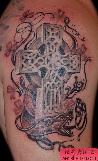 纹身520图库:大臂十字架刺青图案图片