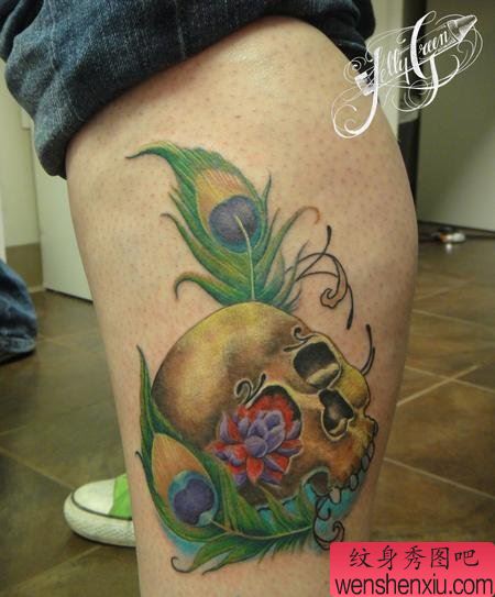 纹身会所:小腿超酷的骷髅羽毛刺青图案图片