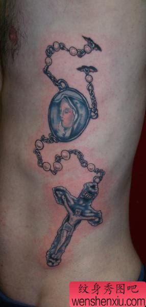 纹身520图库:侧腰锁链十字架刺青图案图片