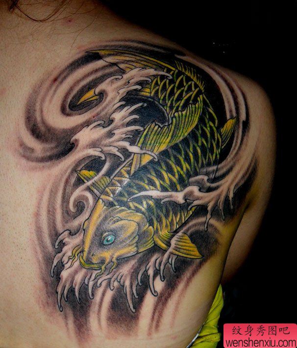 鲤鱼纹身图案:背部彩色鲤鱼纹身图案纹身图片
