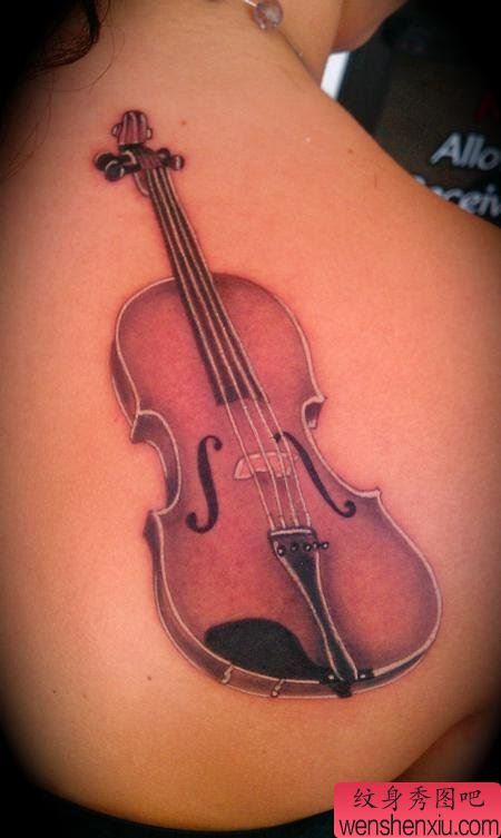背部纹身图案:后背小提琴纹身图案