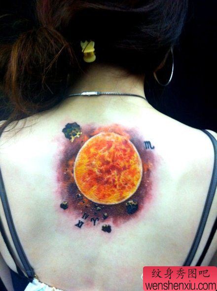 太阳纹身图案:背部彩色太阳纹身图案纹身图片