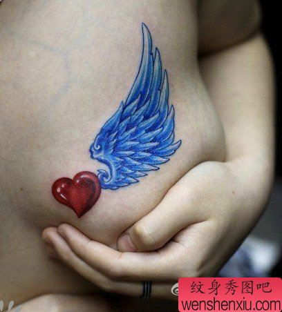 爱心翅膀纹身图案:胸部彩色爱心翅膀纹身图案纹身图片