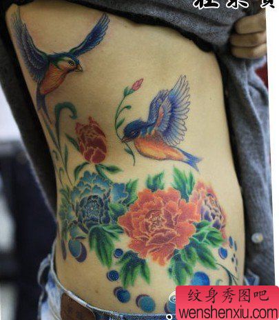小鸟牡丹纹身图案:腰部彩色小鸟牡丹纹身图案纹身图片