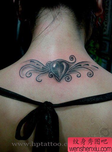 颈部纹身图案：美女颈部爱心纹身图案图片
