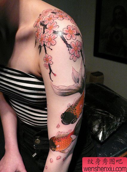 手臂纹身图案:手臂樱花金鱼纹身图案纹身图片