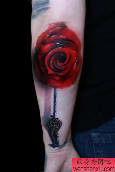 手臂玫瑰钥匙纹身图案