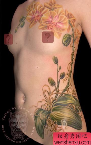 美女侧腰花纹身图案
