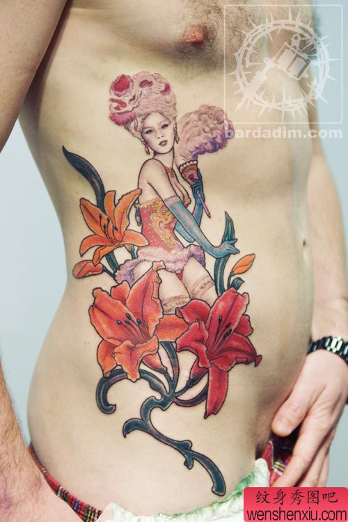 腰间美女花纹身图案
