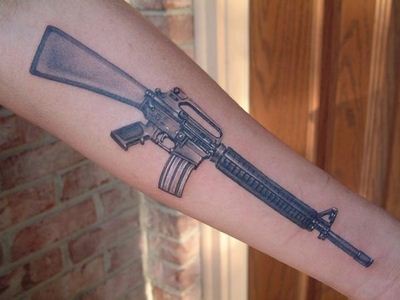 手臂枪纹身图案