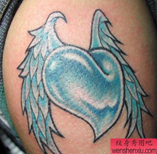 大臂爱心翅膀纹身图案