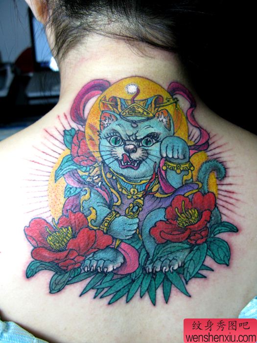 漂亮的女性招财猫背部花猫纹身图案作品