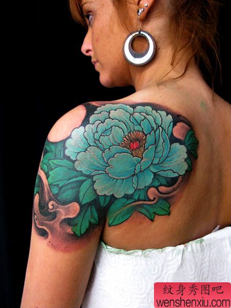 美女肩背牡丹纹身图案图片